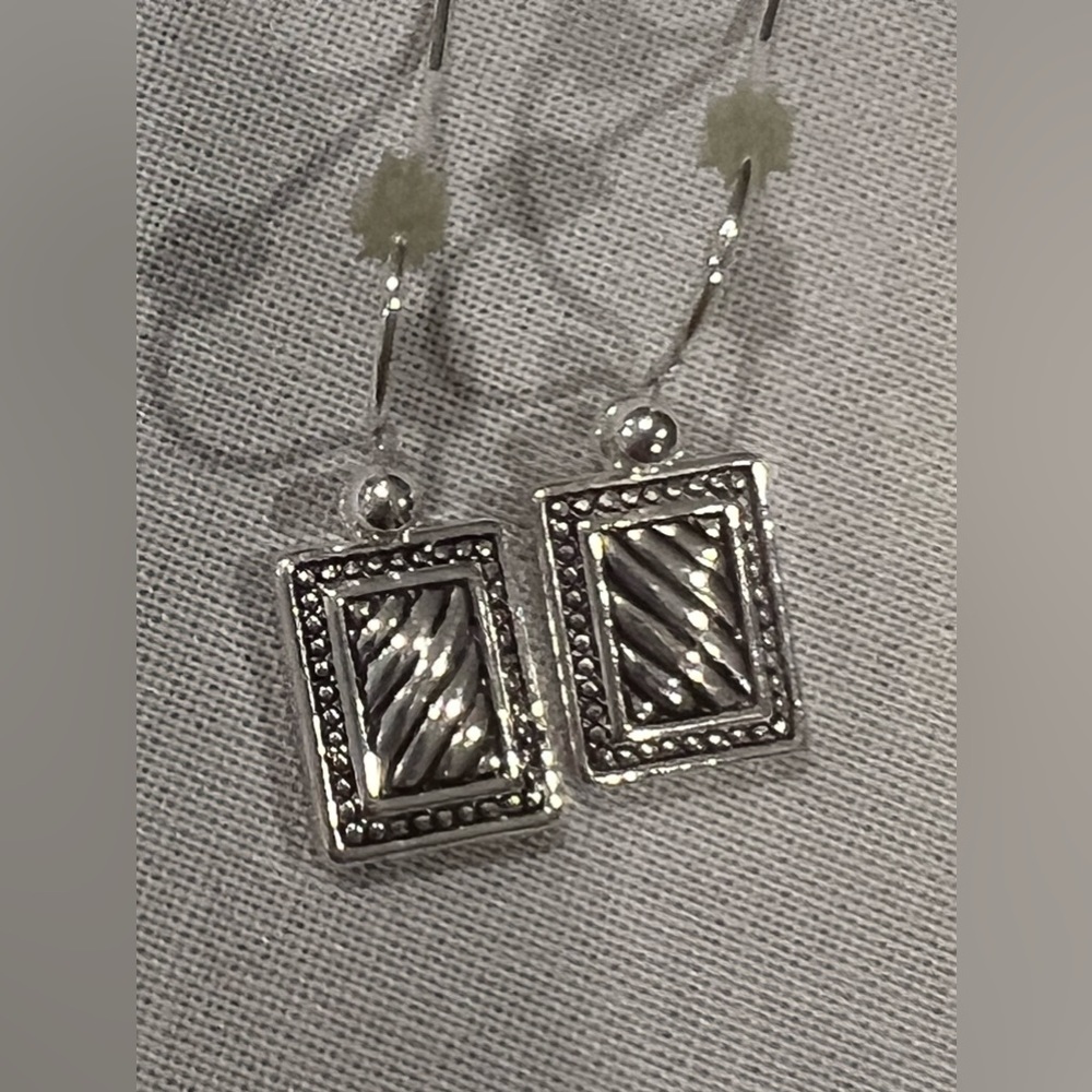Two pair of silver earrings - Picture 3 of 4